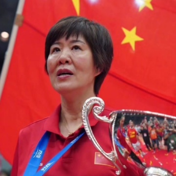 郎平拥抱每个姑娘