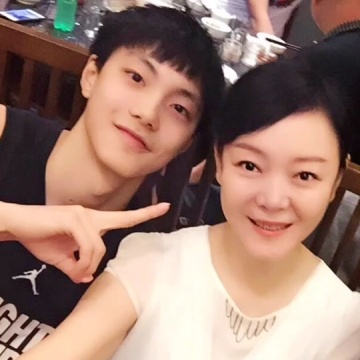 胡明轩妈妈哭了