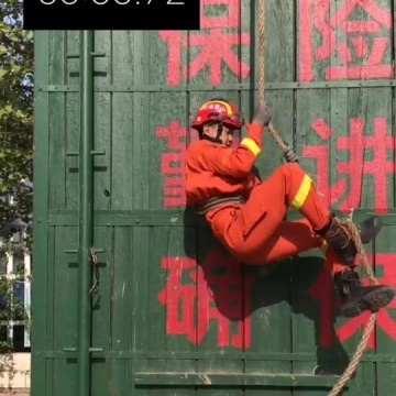 临沂70岁大爷喊话消防飞檐走壁