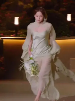 #VOGUE盛典百花齐放 #张凌赫 走上了VOGUE花园红毯,他说今天身上的香水与“花”有关,你能猜到是什么味道吗?#VOGUE时尚之力盛会  #VOGUEForcesofFashion