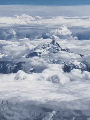 抵达西藏时,对南迦巴瓦峰的执念日益剧增,南迦巴瓦峰海拔7782米,像是刺破天际的长矛,被称之为中国最美山峰之一,但因为季节的原因,晴朗的天空也依然白云绵密,在离开西藏时,露营色季拉山观景台,有幸在清晨拍摄到南迦巴瓦峰之羞女峰,由于南迦巴瓦峰常年被云雾环绕,一年中大部分时间难以见到真容,这种“犹抱琵琶半遮面”的特性被比喻为害羞的女子,如果12月份来一定可以看到全貌了吧,这次能看到这一点点,已欣然满足啦!#西藏#318#羞女峰 #南迦巴瓦羞女峰