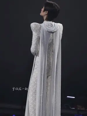 李宇春2025“皇后与梦想”杭州演唱会超燃开唱!时隔18年重返杭州的演出,春春的爸妈惊喜现身演唱会,舞台与温情并存,这波回忆杀太绝了。#李宇春 #李宇春杭州演唱会
