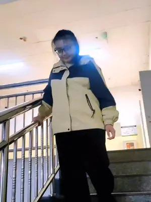 10月20日,河北。女子买到一个生榴莲准备去退,一路准备了一肚子词最后没用上。(视频来源@打嘴姐(带娃发疯版) )
