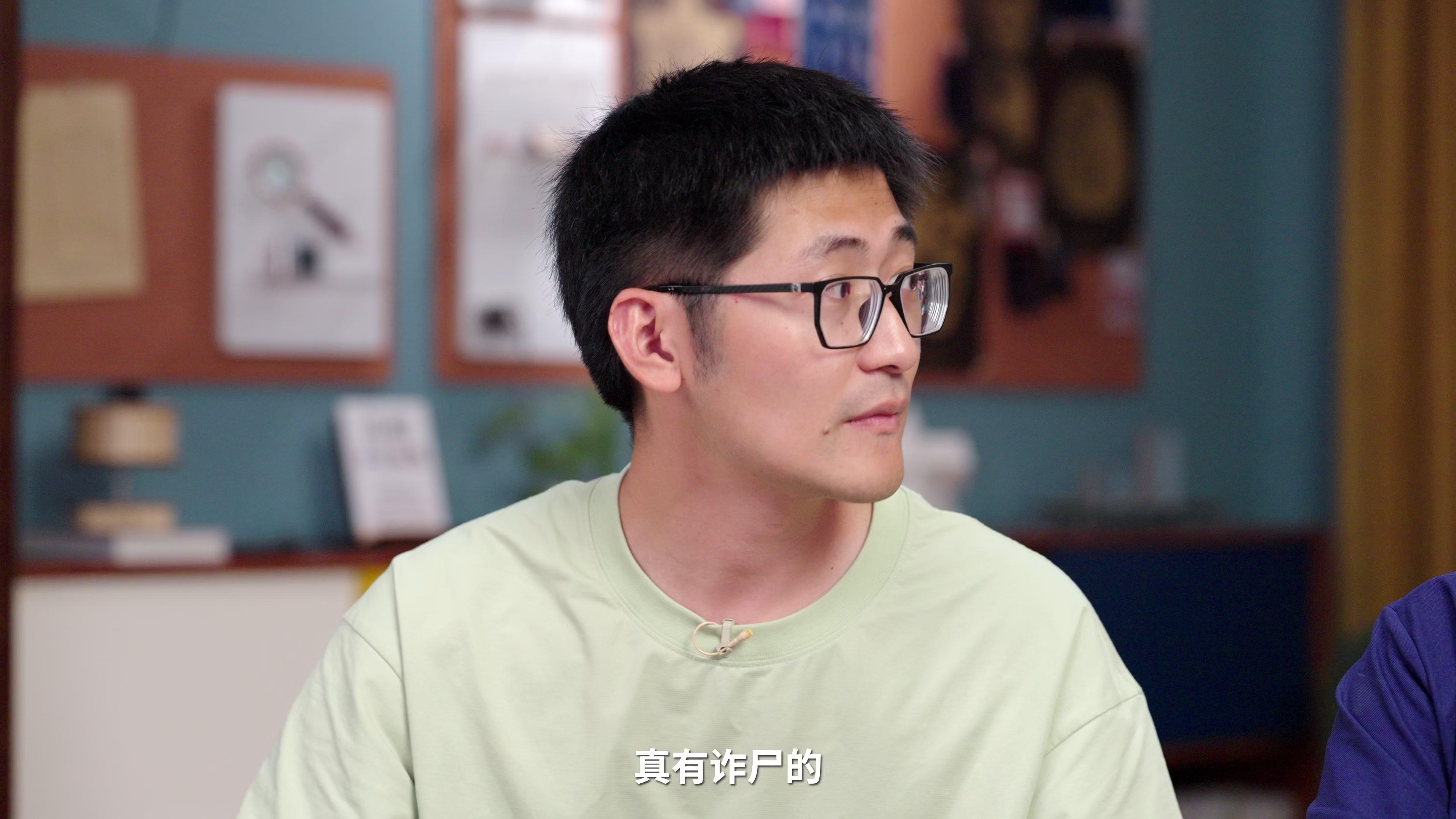 和法医一起看影片中的尸体