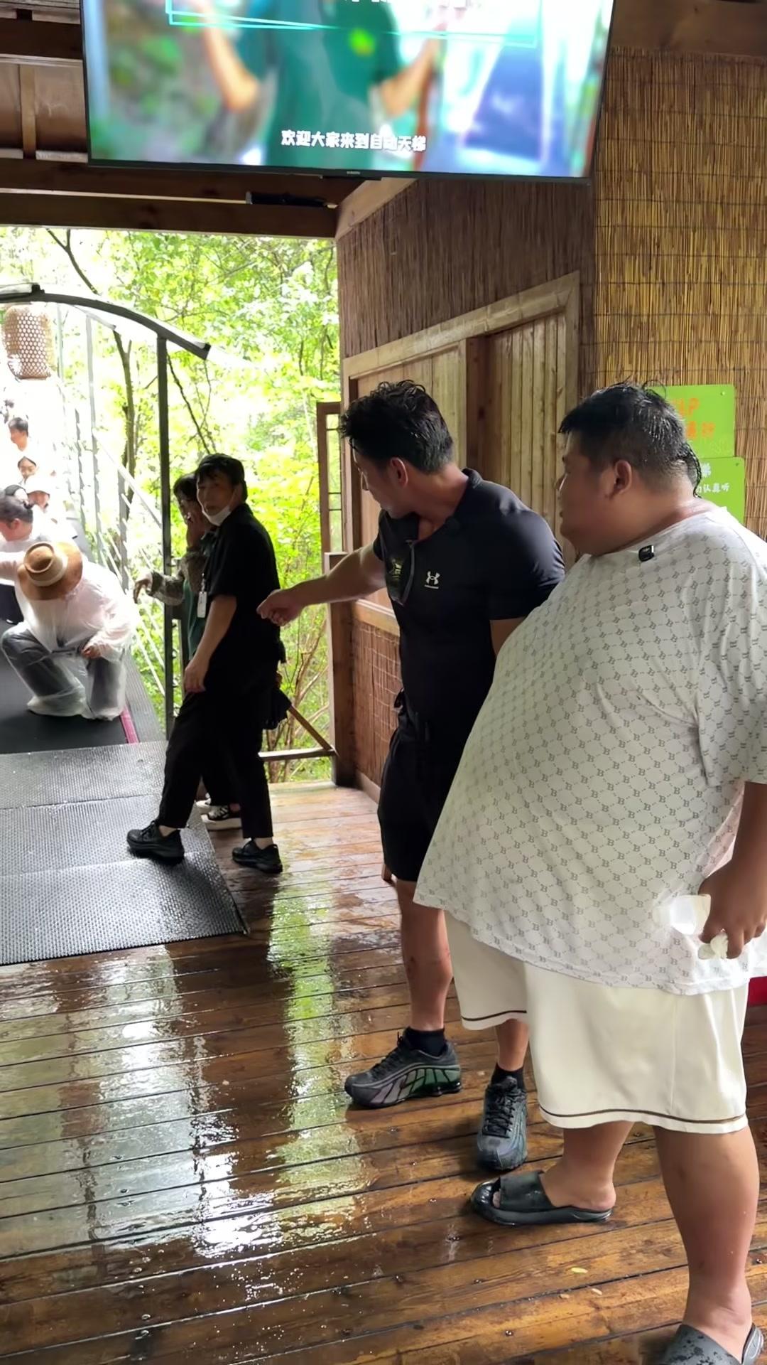 良子爬山看着都力竭了