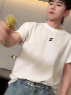 每个人的青春都有一首歌,我的哪首歌里有你们的青春呢?10月29日19:30,2025抖音美好奇妙夜,我们一起嗨唱一起扑啦扑啦飞~#抖音美好奇妙夜 #抖音美好奇妙夜阵容官宣#大张伟
